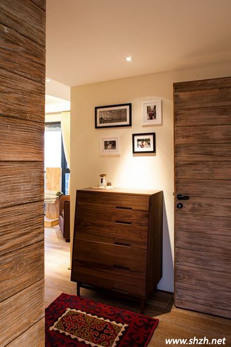 原木風情的玄關(guān)設計