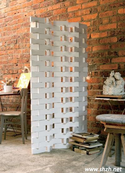 白色木質(zhì)磚塊搭砌成的屏風