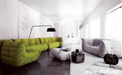   回歸自然在近幾年的裝修設(shè)計(jì)中被賦予新觀念，綠色是最能代表大自然的顏色，更是夏日盎然氣息的重要點(diǎn)綴，以具有高亮度與彩度的嫩綠色系居家用品為擺設(shè)，整體視覺(jué)如同送走寒冷的冬季，迎接大地充滿生生不息的朝氣，讓整個(gè)空間充滿愉悅感。  造型獨(dú)特的雙腳椅，以高密度泡棉材質(zhì)打造一體成行，無(wú)接縫而富有彈性的特色座椅。  系統(tǒng)櫥柜運(yùn)用大地綠色背板，讓居家整體營(yíng)造出自然休閑風(fēng)的感覺(jué)，并利用深淺色澤傳達(dá)居家生活的層次與質(zhì)感。  戶外生活是現(xiàn)代人不可或缺的心靈要素，透過(guò)充滿大自然綠意的戶外家具，讓居家的戶外或某個(gè)角落都有戶外生活的休閑情調(diào)。  在居家空間中換上季節(jié)色彩其實(shí)無(wú)需大費(fèi)周章，例如一個(gè)雅樸陶瓷花器再點(diǎn)綴翠綠的墻面，讓空間協(xié)調(diào)而充滿自然氣息。  以白色墻面，灰色地板為基調(diào)的居家空間，讓整體主調(diào)落在綠色的縐摺沙發(fā)，大器不失質(zhì)感。   在如此附有朝氣的居家空間內(nèi)，人的心情也無(wú)形的變得更加美好。對(duì)待學(xué)習(xí)和工作也會(huì)更加有熱情。 