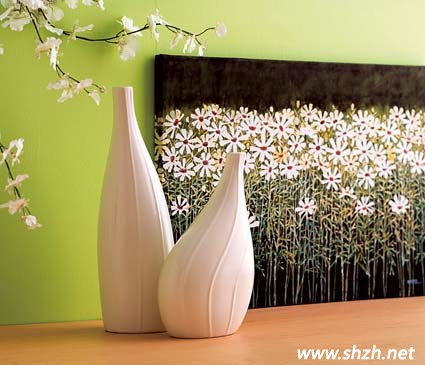   回歸自然在近幾年的裝修設(shè)計(jì)中被賦予新觀念，綠色是最能代表大自然的顏色，更是夏日盎然氣息的重要點(diǎn)綴，以具有高亮度與彩度的嫩綠色系居家用品為擺設(shè)，整體視覺(jué)如同送走寒冷的冬季，迎接大地充滿生生不息的朝氣，讓整個(gè)空間充滿愉悅感。  造型獨(dú)特的雙腳椅，以高密度泡棉材質(zhì)打造一體成行，無(wú)接縫而富有彈性的特色座椅。  系統(tǒng)櫥柜運(yùn)用大地綠色背板，讓居家整體營(yíng)造出自然休閑風(fēng)的感覺(jué)，并利用深淺色澤傳達(dá)居家生活的層次與質(zhì)感。  戶外生活是現(xiàn)代人不可或缺的心靈要素，透過(guò)充滿大自然綠意的戶外家具，讓居家的戶外或某個(gè)角落都有戶外生活的休閑情調(diào)。  在居家空間中換上季節(jié)色彩其實(shí)無(wú)需大費(fèi)周章，例如一個(gè)雅樸陶瓷花器再點(diǎn)綴翠綠的墻面，讓空間協(xié)調(diào)而充滿自然氣息。  以白色墻面，灰色地板為基調(diào)的居家空間，讓整體主調(diào)落在綠色的縐摺沙發(fā)，大器不失質(zhì)感。   在如此附有朝氣的居家空間內(nèi)，人的心情也無(wú)形的變得更加美好。對(duì)待學(xué)習(xí)和工作也會(huì)更加有熱情。 